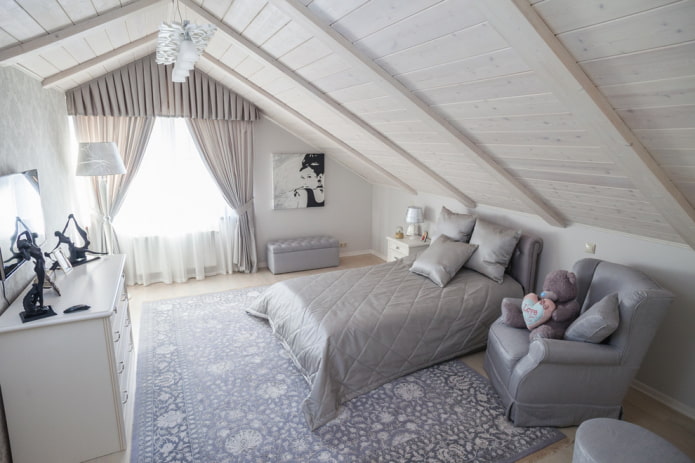 cama com colcha cinza no quarto