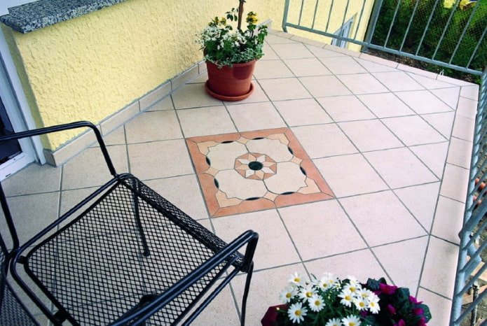 acabamento do piso em uma varanda aberta