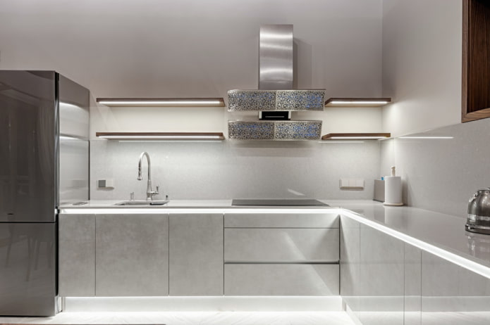 prateleiras com iluminação de fundo no interior da cozinha