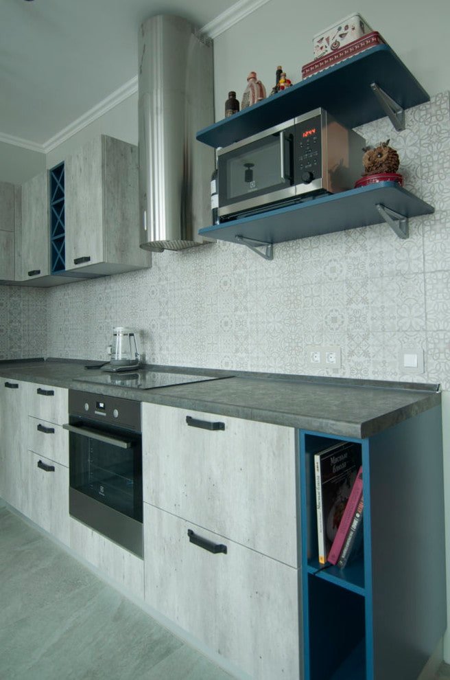 prateleiras para eletrodomésticos no interior da cozinha