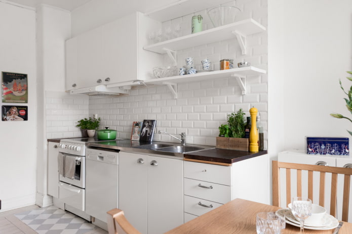 prateleiras no interior da cozinha em estilo escandinavo