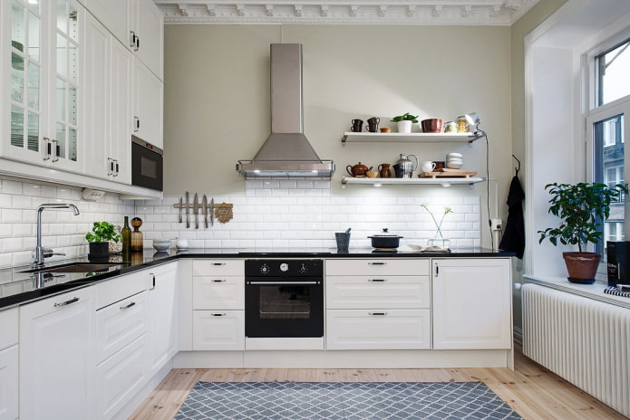 prateleiras no interior da cozinha em estilo escandinavo
