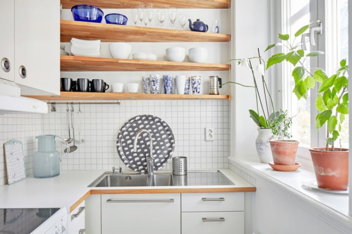 prateleiras no interior da cozinha em estilo escandinavo