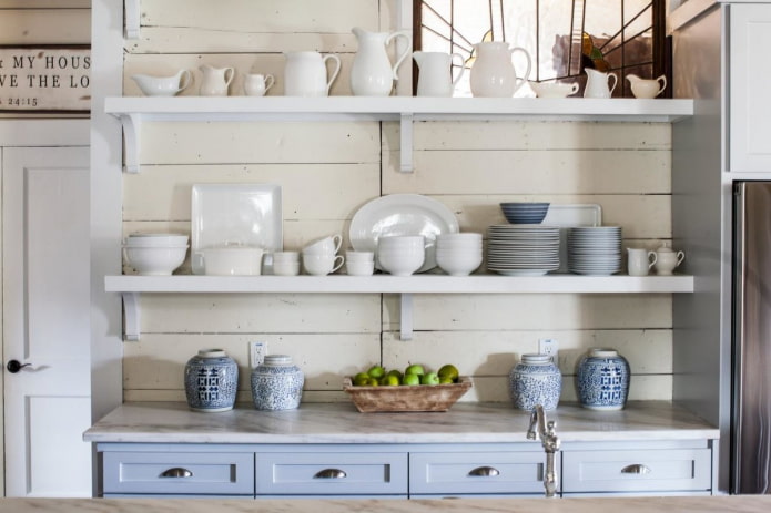 prateleiras no interior da cozinha no estilo provençal
