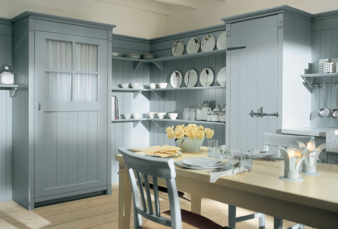 prateleiras no interior da cozinha no estilo provençal