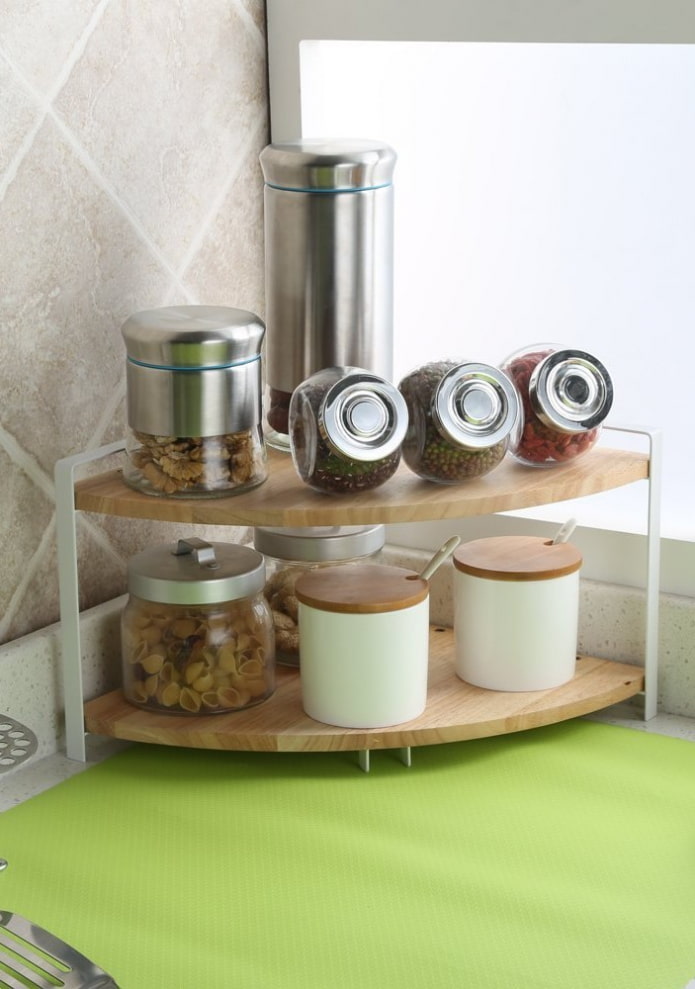 prateleiras para alimentos no interior da cozinha