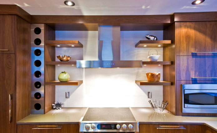 prateleiras com iluminação no interior da cozinha