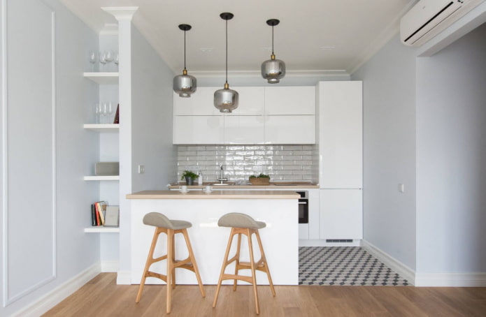 prateleiras em um nicho no interior da cozinha