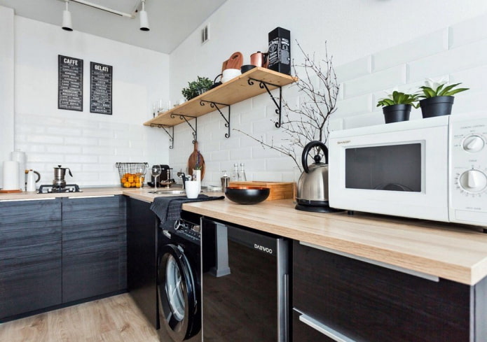 prateleiras abertas no interior da cozinha