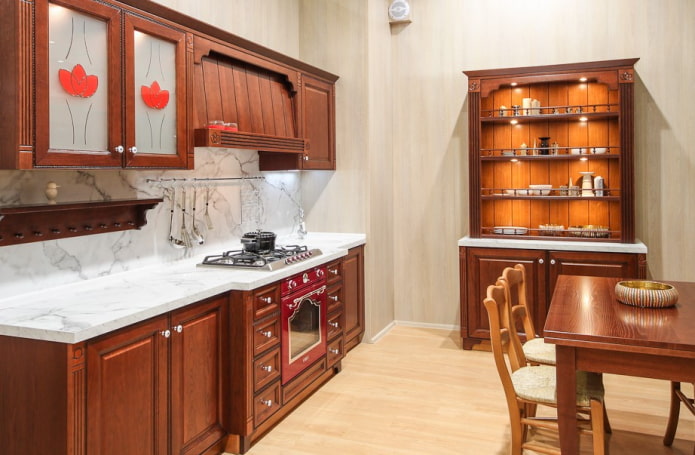 prateleiras no interior da cozinha em estilo clássico