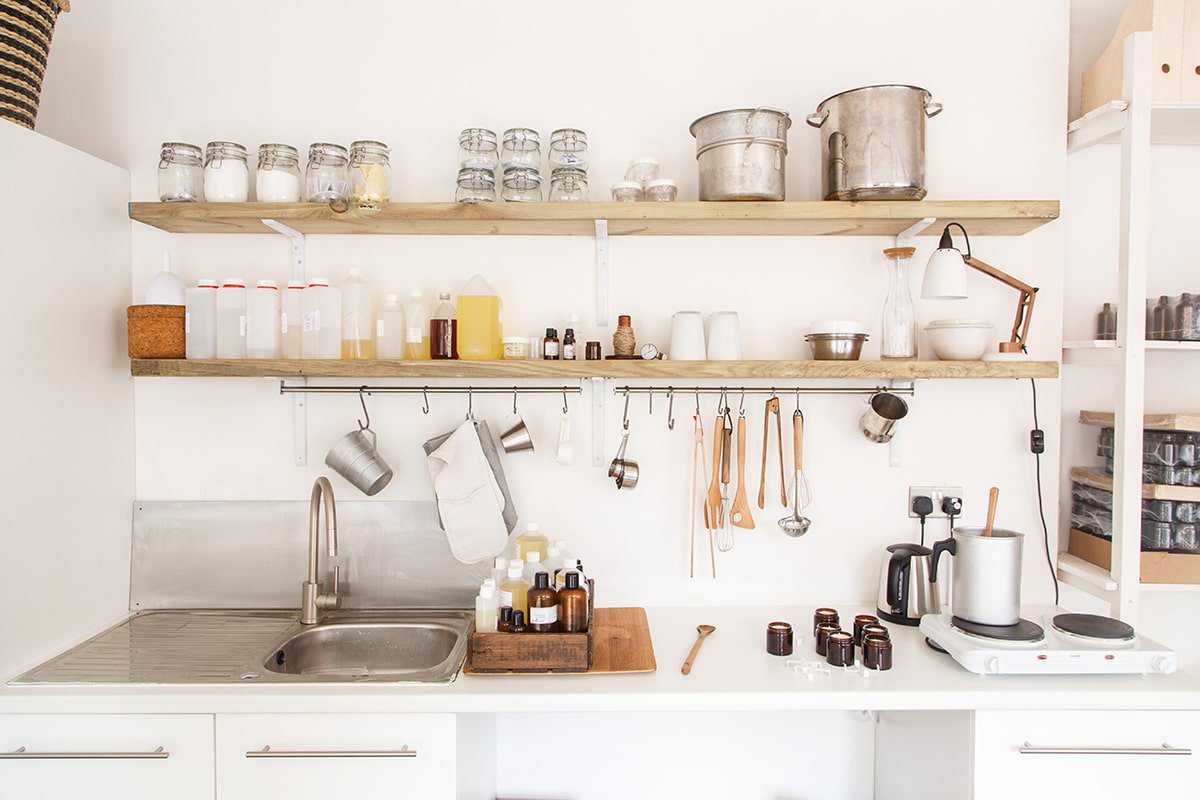Prateleiras de cozinha: tipos, materiais, cor, design. Como organizar? O que colocar?
