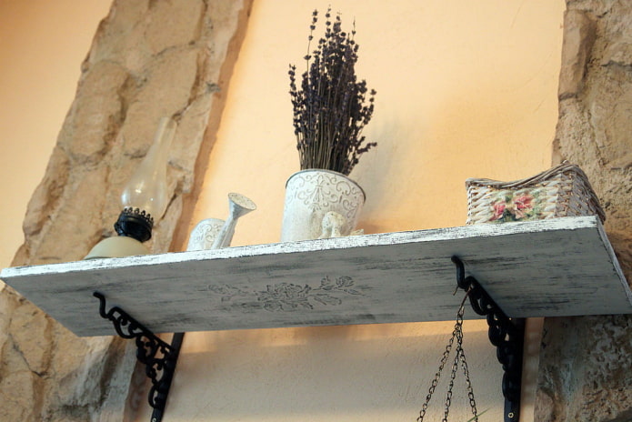 Design de prateleira de parede em estilo provençal
