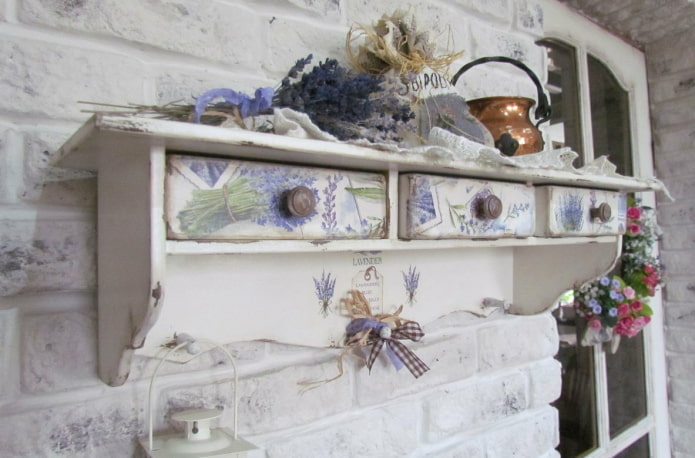 Design de prateleira de parede em estilo provençal