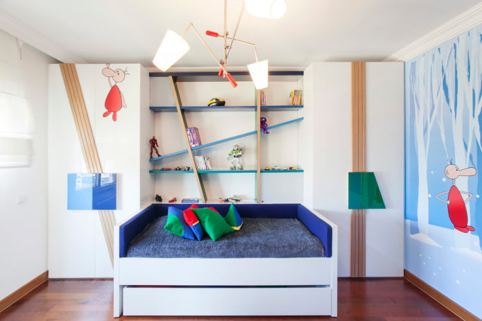 prateleiras acima da cama no interior do quarto infantil