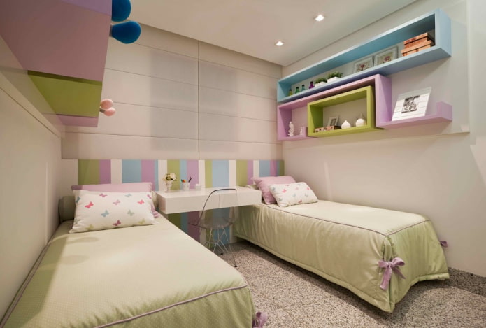 prateleiras acima da cama no interior do quarto das crianças