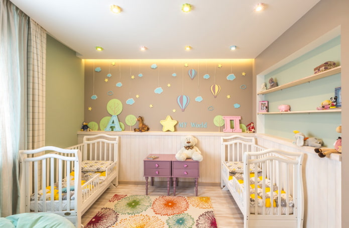 prateleiras acima da cama no interior do quarto infantil