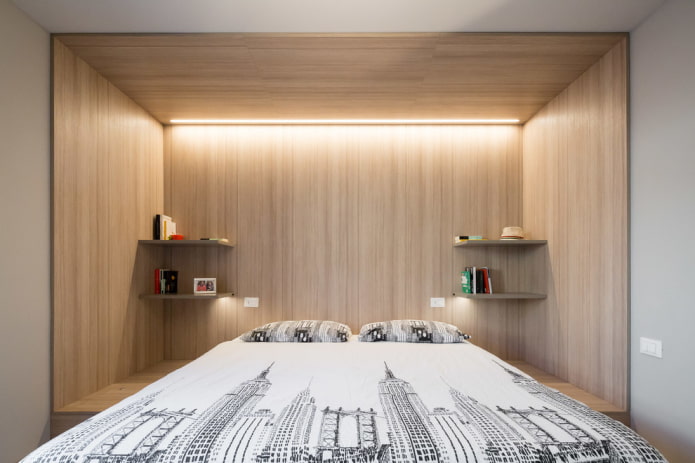 prateleiras no canto da cama no interior