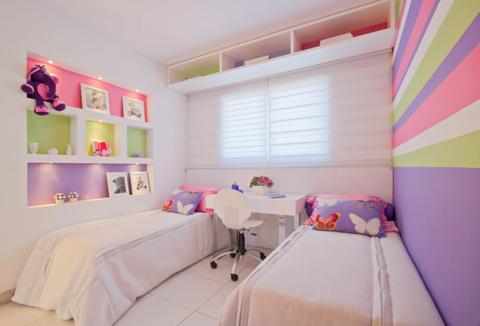 prateleiras de gesso cartonado acima da cama no interior