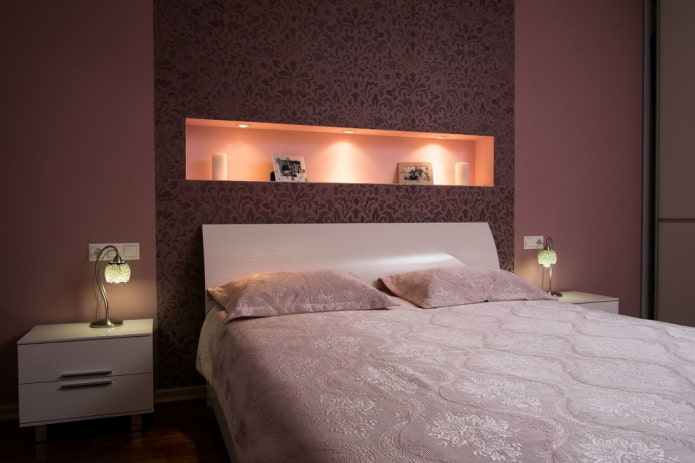 prateleiras acima da cama no interior do quarto