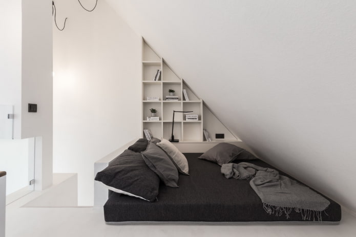 prateleiras acima da cama em estilo minimalista