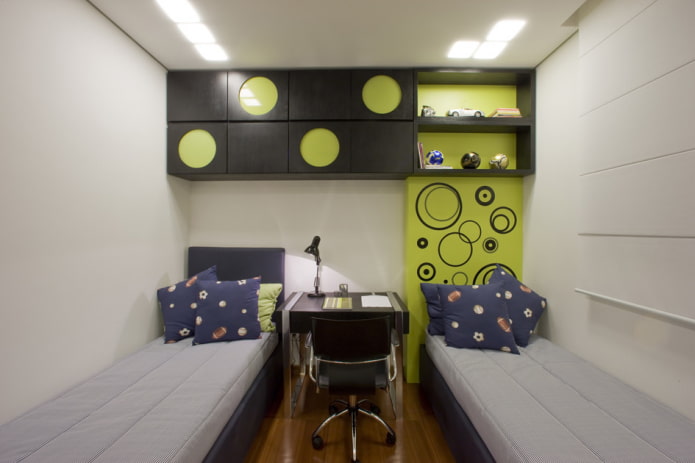 prateleiras combinadas acima da cama no interior