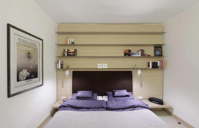 prateleiras de vidro acima da cama no interior