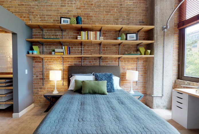 prateleiras acima da cama em estilo loft