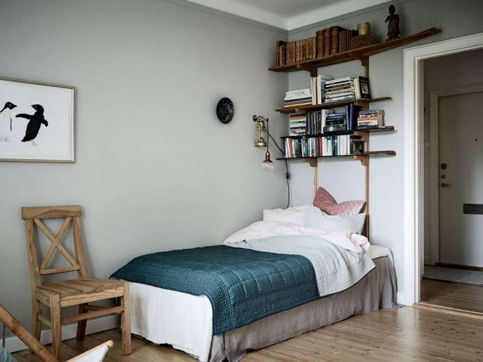 prateleiras para livros acima da cama no interior