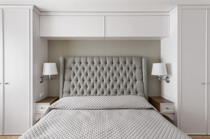 prateleiras fechadas acima da cama no interior