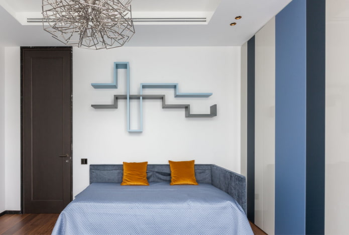 prateleiras acima da cama no interior do quarto das crianças