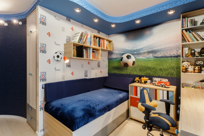 prateleiras de madeira no interior de um quarto infantil