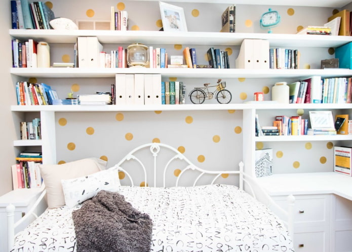 estantes de livros no interior do quarto das crianças
