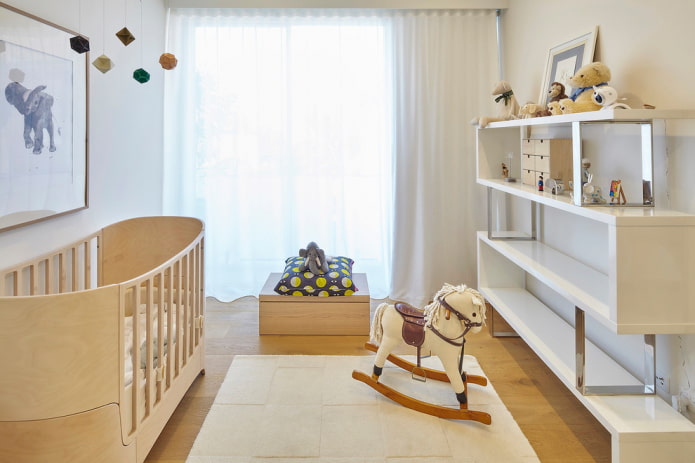 prateleiras de piso no interior de um quarto infantil