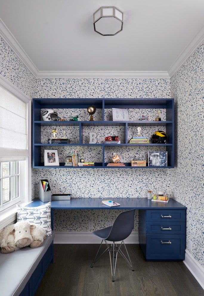 esquema de cores de prateleiras no interior de um quarto infantil