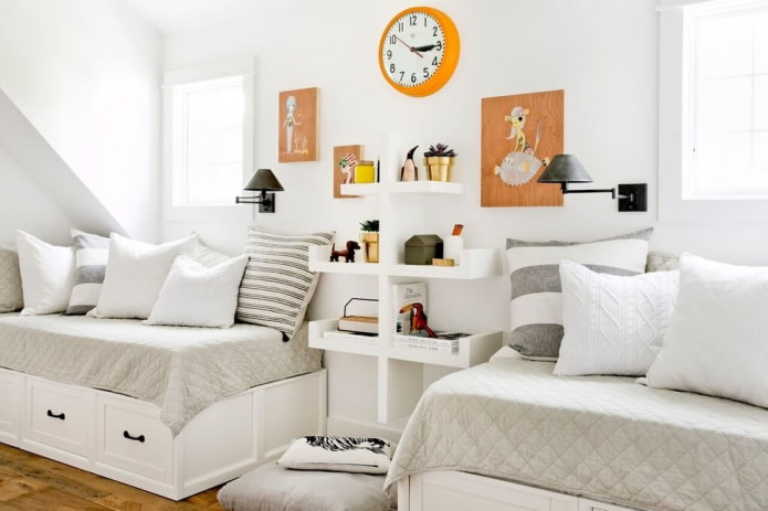 prateleiras para decoração no interior de um quarto infantil