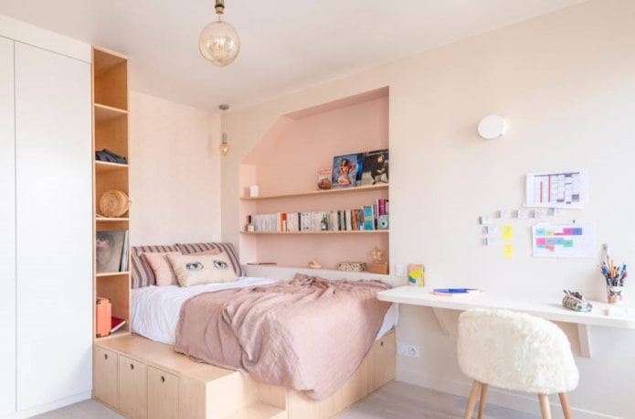 prateleiras embutidas no interior de um quarto infantil