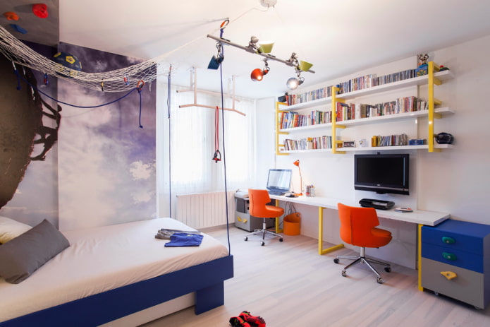 estantes de livros no interior do quarto das crianças