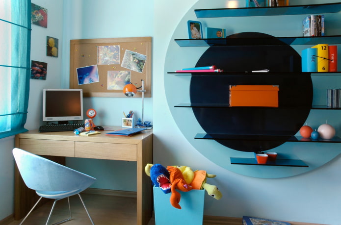 prateleiras de vidro no interior de um quarto infantil