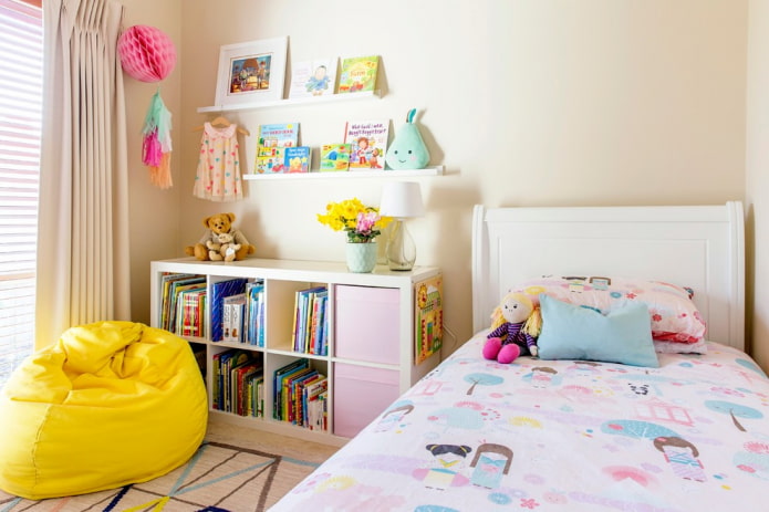 estantes de livros no interior do quarto das crianças