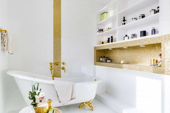 Prateleira decorada com mosaico