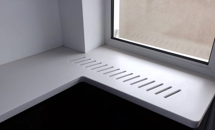 orifícios de ventilação na bancada sob a janela