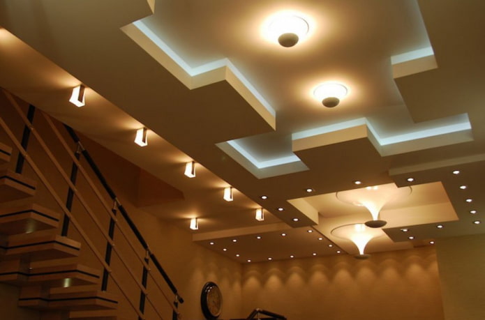 Construção em gesso cartonado em forma de labirinto