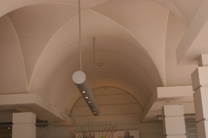 estruturas arqueadas feitas de gesso cartonado