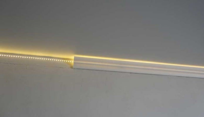 Rodapé com iluminação oculta para teto falso