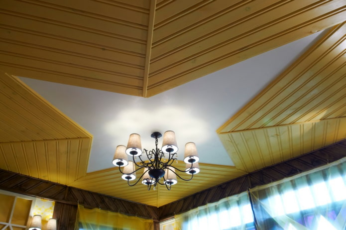 estrutura de teto com um design incomum centro