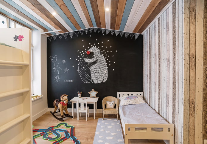 teto multicolorido no quarto das crianças no sótão