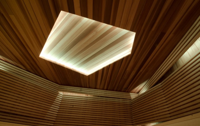 painéis de teto com iluminação