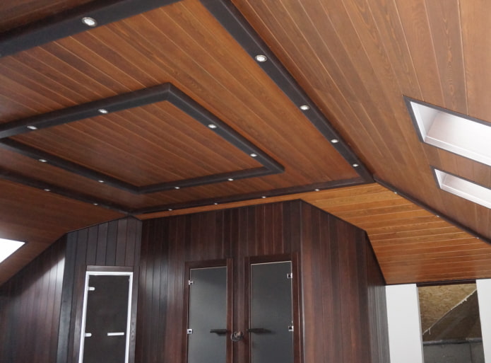 painéis de teto de lariço no interior