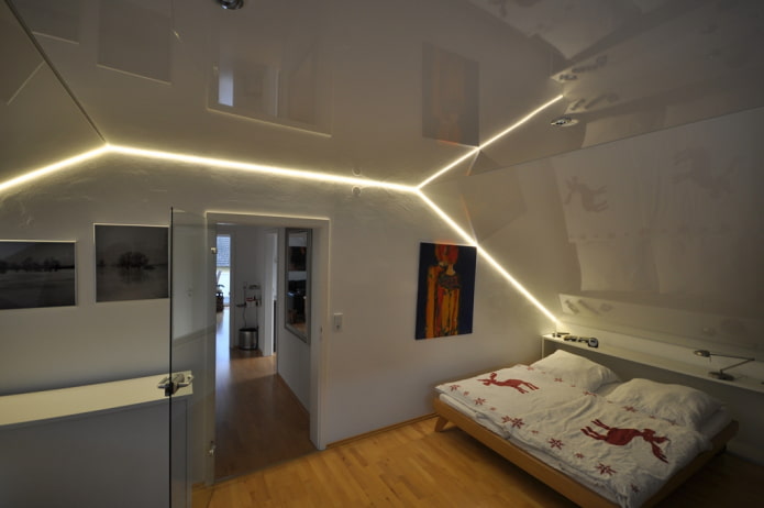 tela esticada com iluminação no quarto do sótão