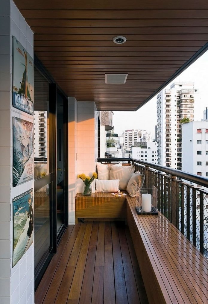 estrutura de teto de madeira na loggia
